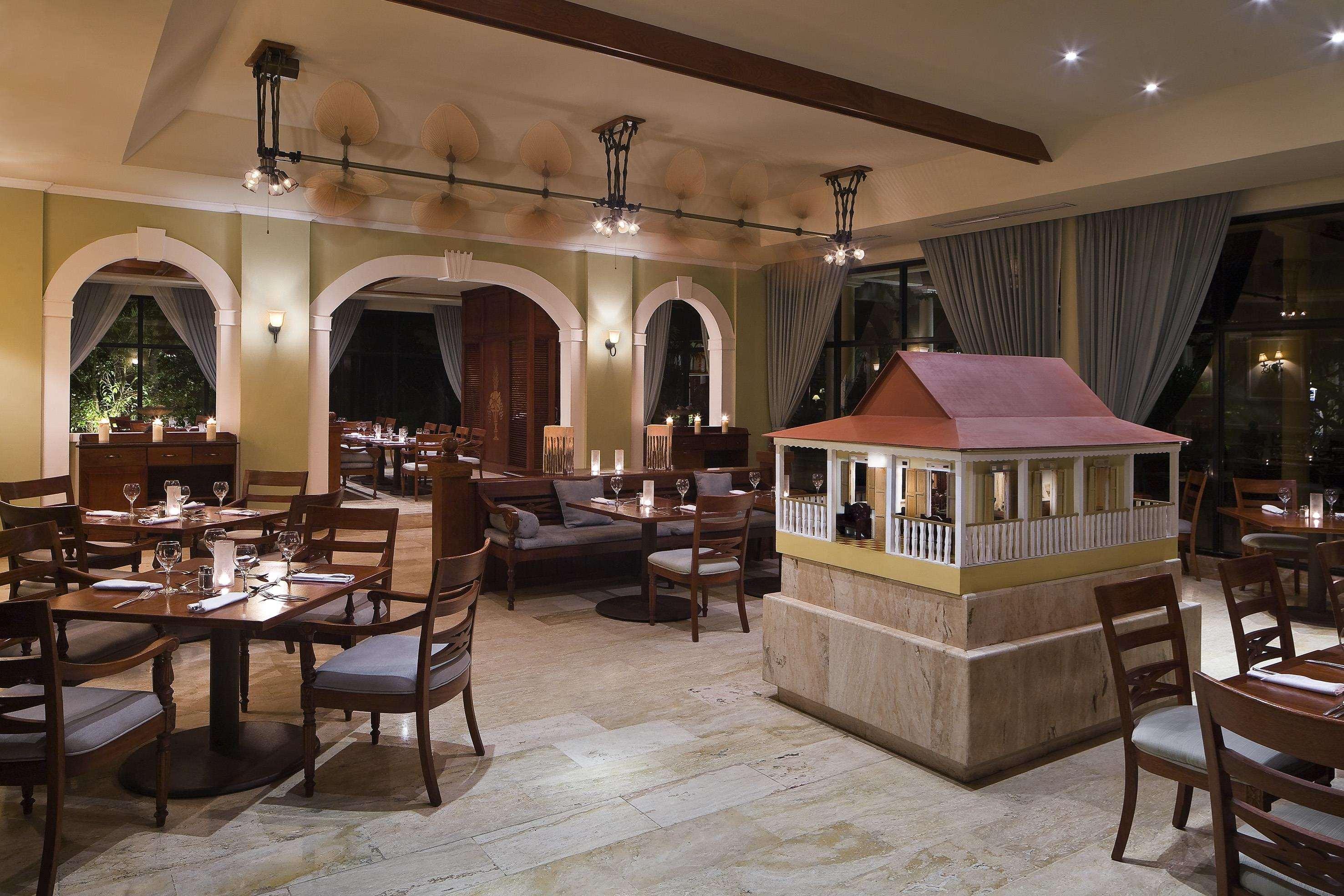 Melia Caribe Beach Resort Punta Cana Exterior foto The restaurant at the hotel