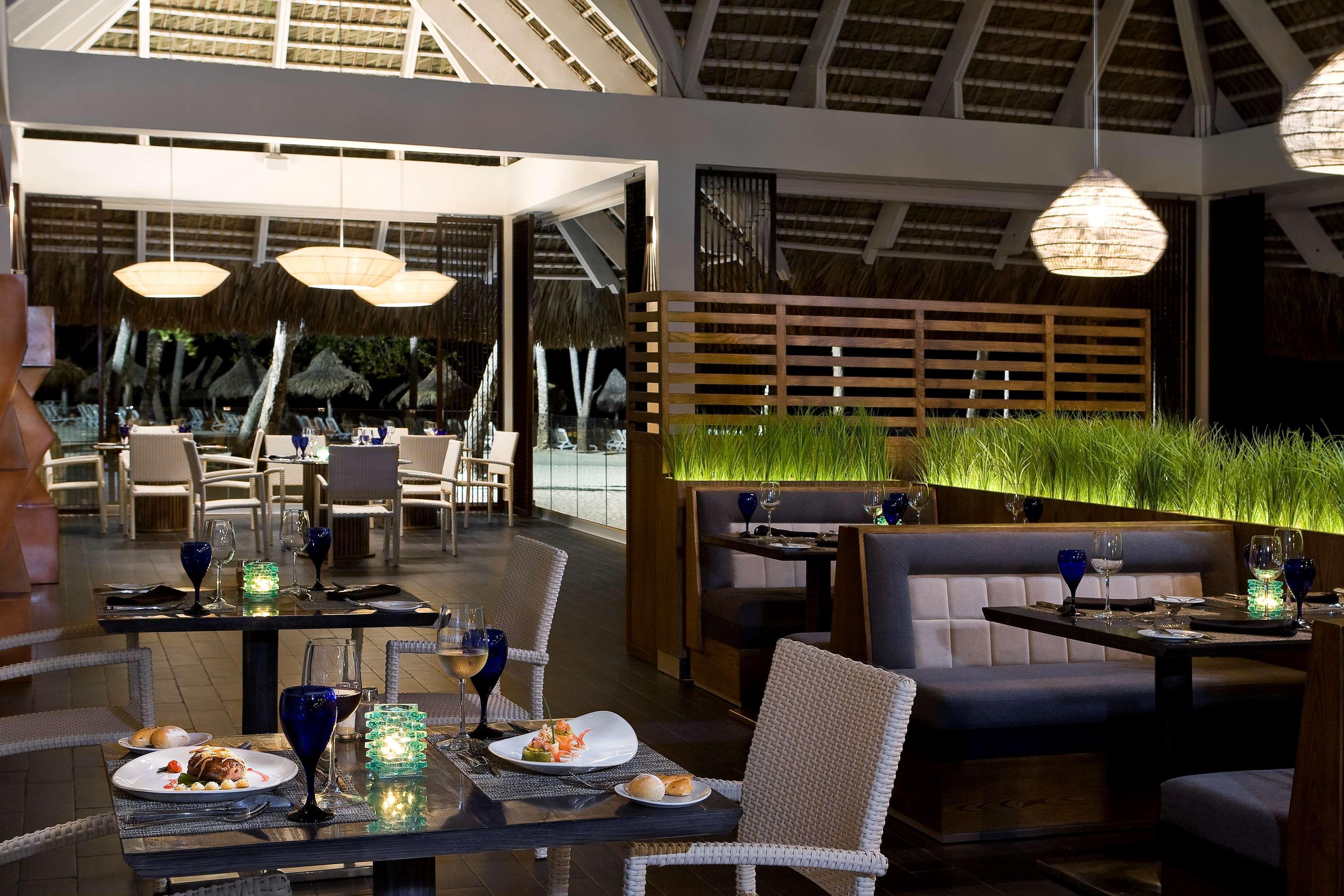 Melia Caribe Beach Resort Punta Cana Exterior foto The restaurant at the resort