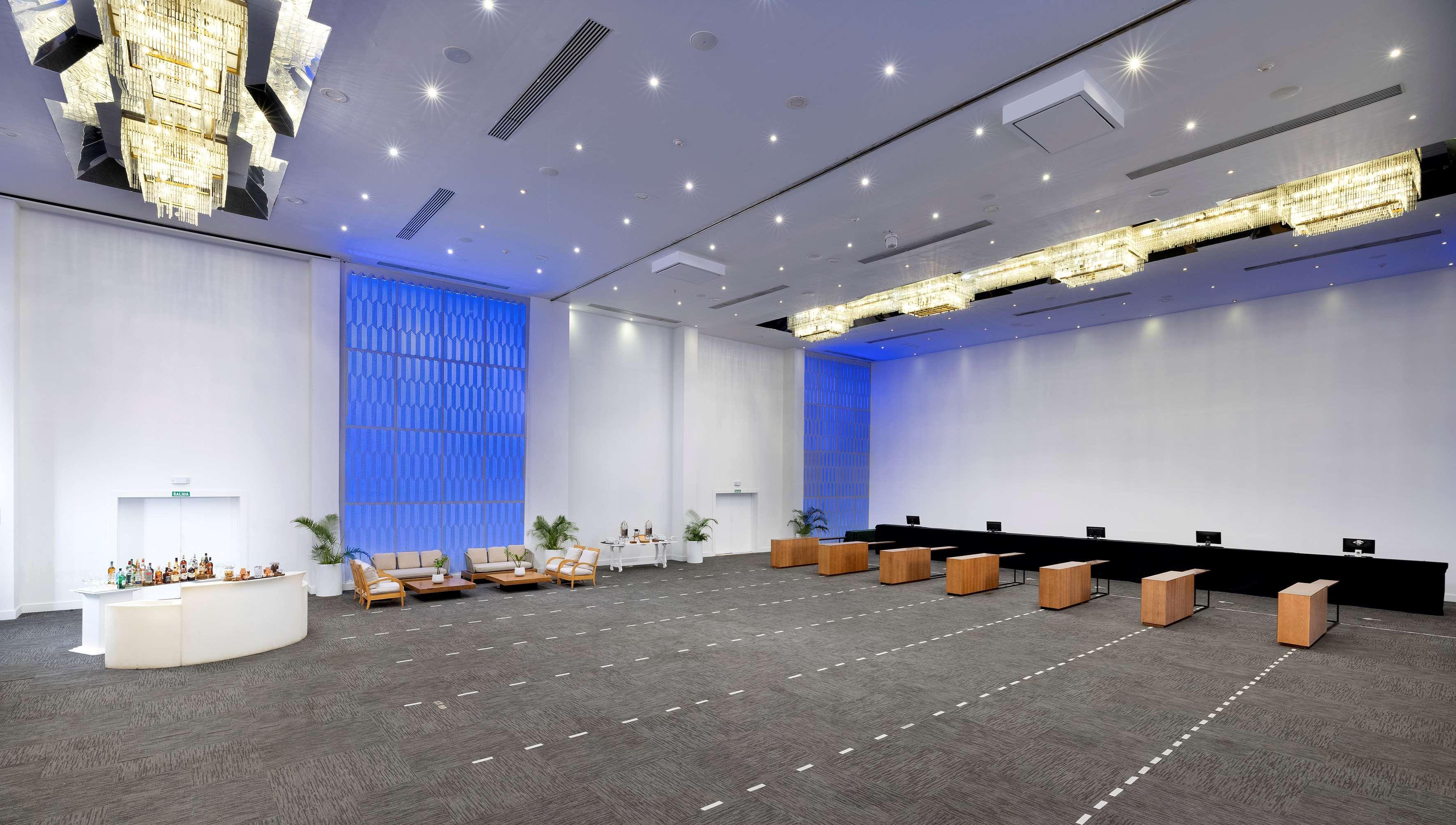 Melia Caribe Beach Resort Punta Cana Exterior foto The interior of the 1000-seat auditorium