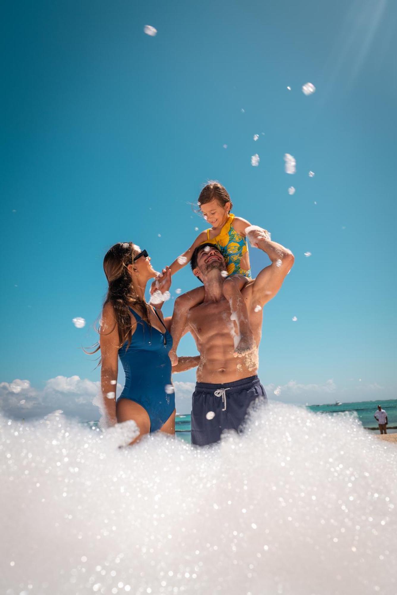 Melia Caribe Beach Resort Punta Cana Exterior foto Family at the beach